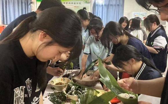 粽香绘意庆端阳——郑州24中端午文化活动启劳动教育新篇章