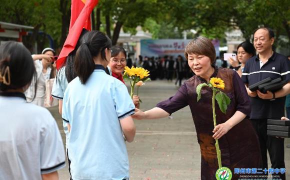 郑州24中举行2025届高三毕业典礼暨成人仪式 艺术之光闪耀青春成长路