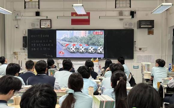 郑州 24 中师生共观九三阅兵 铭记历史展望未来