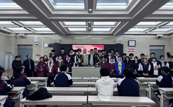 郑州市第二十四中学举行2025 年学生会换届大会 青春担当启新程