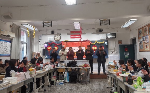 元旦联欢暖人心，郑州24中领导进班送祝福